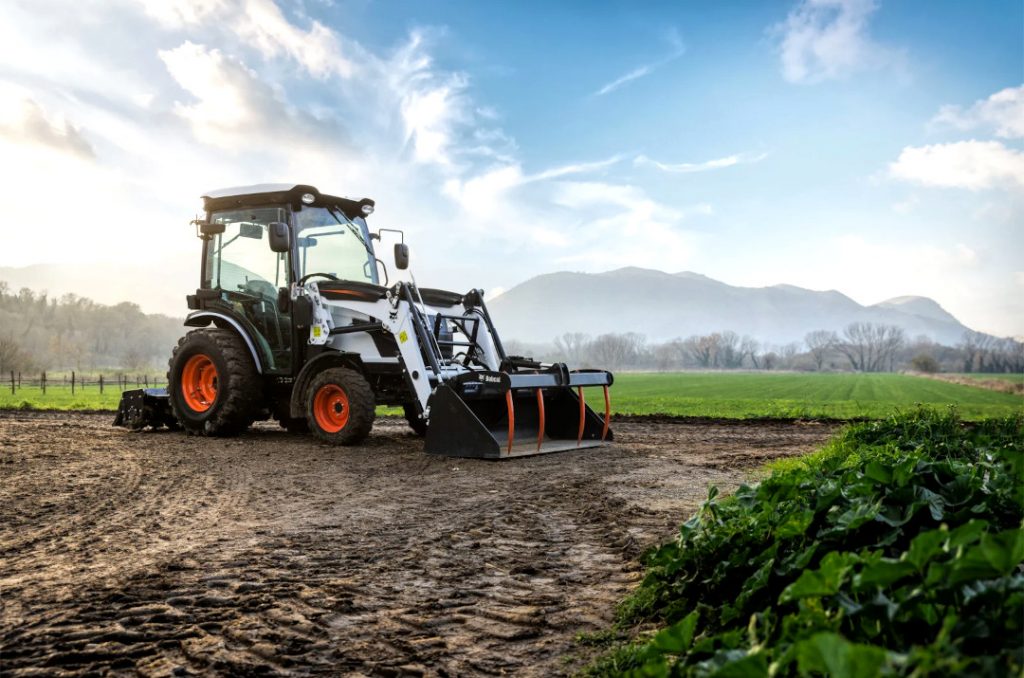 Tracteur compact Bobcat : idéal pour les paysagistes et le terrassement !