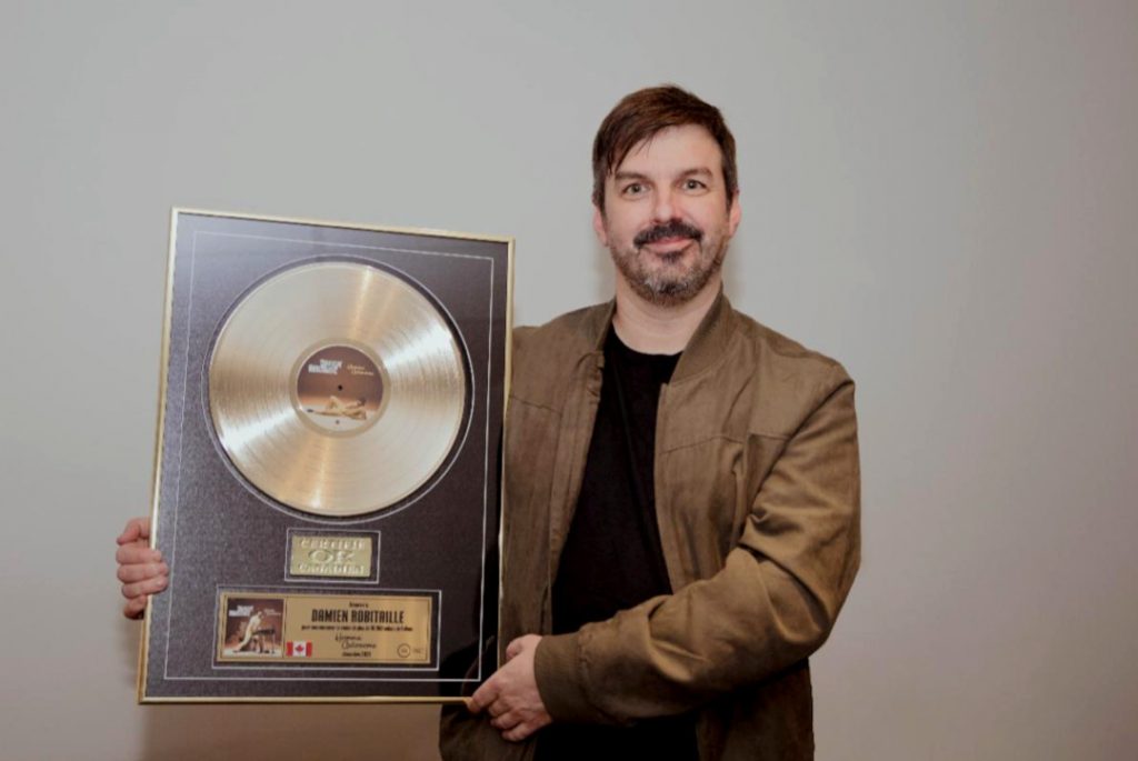 Damien Robitaille reçoit un disque d’or pour son album Homme autonome
